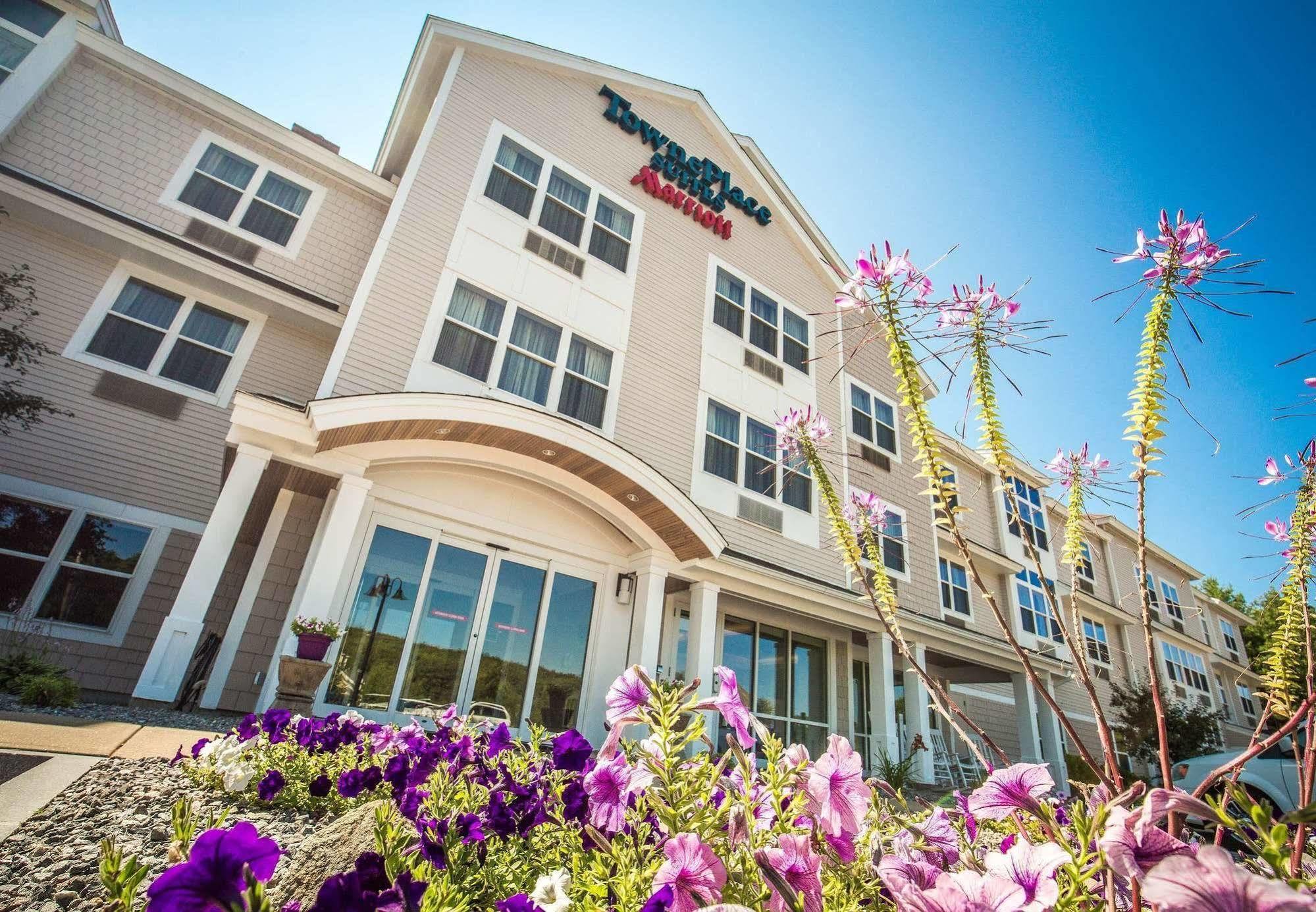 Towneplace Suites By Marriott Gilford Exterior photo